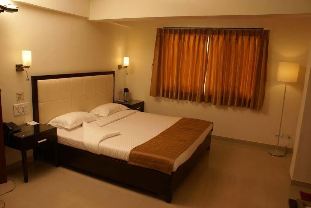 Hotel Centra Ahmedabad Exterior photo